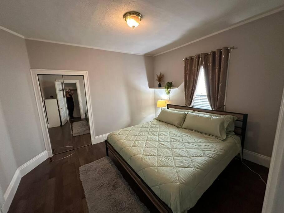 Spacious And Cozy- Near T-Station-Quiet Neighborhood! Malden Kültér fotó